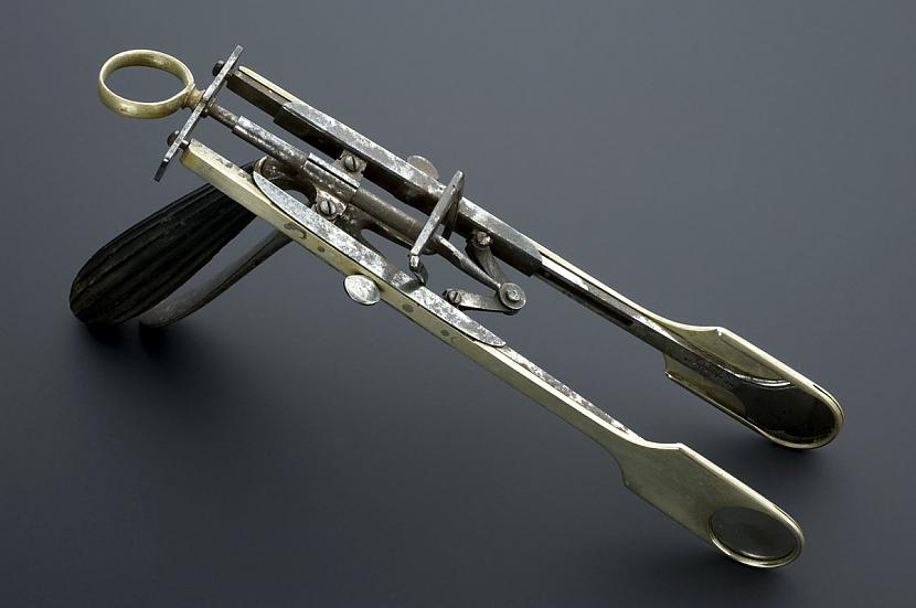 Ķirurģiskā giljotīna mandeles... Autors: Zibenzellis69 30 pagātnes medicīniskās ierīces un instrumenti, kuri izkatās nedaudz biedējoši