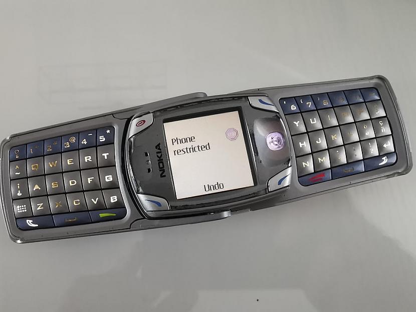 Nokia 6820  ražoscaronanas... Autors: Zibenzellis69 18 dīvaini tālruņi no pagātnes, kas šodien var radīt izbrīnu un nostalģiju