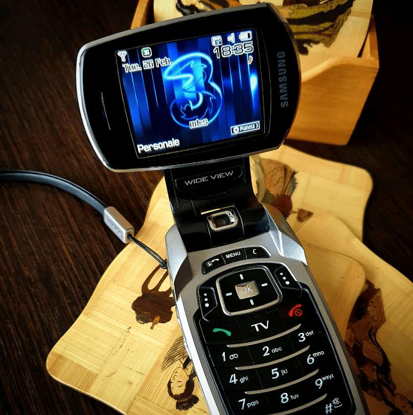 Samsung P910 TV  izlaiduma... Autors: Zibenzellis69 18 dīvaini tālruņi no pagātnes, kas šodien var radīt izbrīnu un nostalģiju