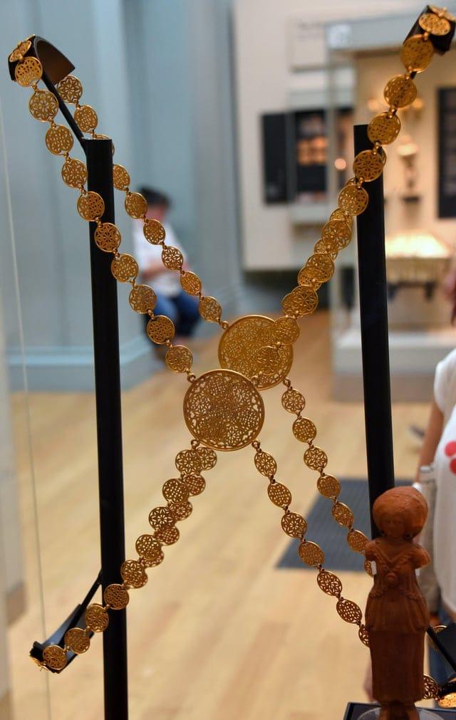 Bizantijas zelta ķermeņa ķēde... Autors: Zibenzellis69 18 dažādu laikmetu rotaslietas, cilvēki visos laikos nežēloja naudu skaistumam