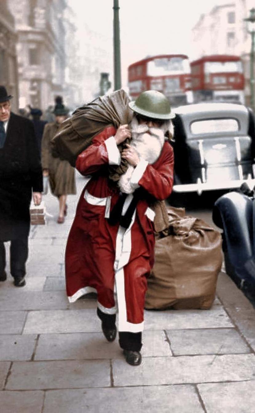 Ziemassvētku vecītis ar ķiveri... Autors: Lestets 26 vēsturiskas fotogrāfijas, kuras neieraudzīsi mācību grāmatās