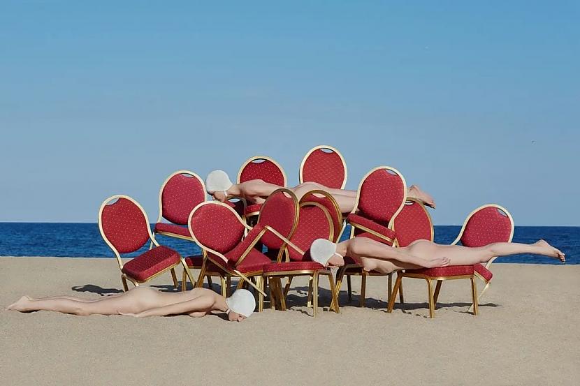 12 krēsli un 3 peldētājas Autors: Zibenzellis69 Spāņu fotogrāfe izmanto cilvēku ķermeņus, lai radītu ekstravagantus attēlus
