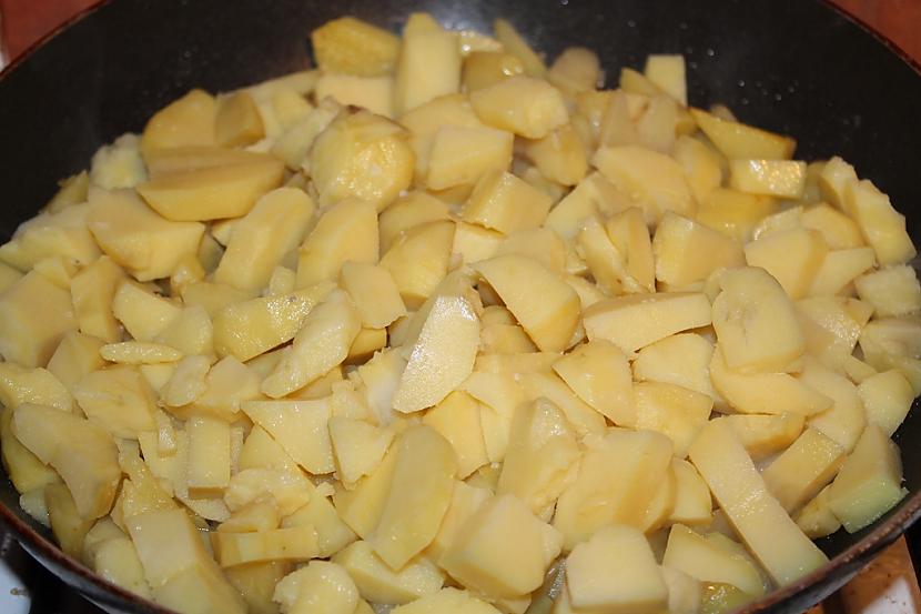 Sastāvdaļas 45 kartupeļi... Autors: Zibenzellis69 Vai tev mājās ir kartupeļi? Ļoti garšīga un vienkārša recepte