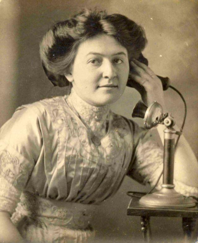 Apmēram 1893 gadu pasaulē... Autors: Zibenzellis69 Telefona sarunas laika gaitā: senlaicīgas fotogrāfijas