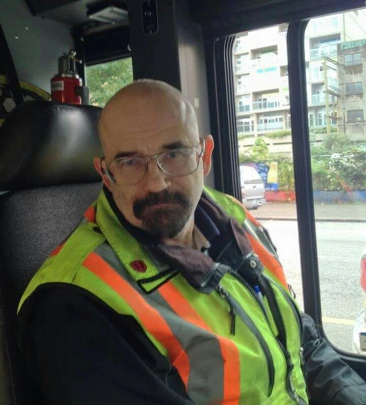 Autobusa vadītājs kas izskatās... Autors: Lestets 19 kadri, kuriem būtu grūti noticēt, ja vien tie nebūtu nofotografēti