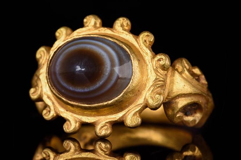 Neparasts ahāts zelta gredzenā... Autors: Zibenzellis69 17 pagātnes artefakti, kas pierāda, ka agrāk amatnieki bija ne mazāk talantīgi