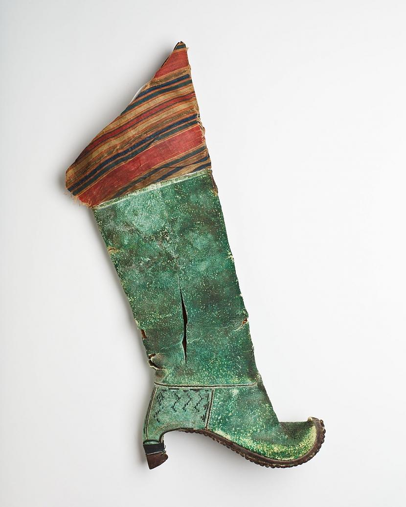 Scaronos apavus galvenokārt... Autors: Zibenzellis69 16 pāri seno apavu, kas acīmredzami nebija radīti ērtai pastaigai