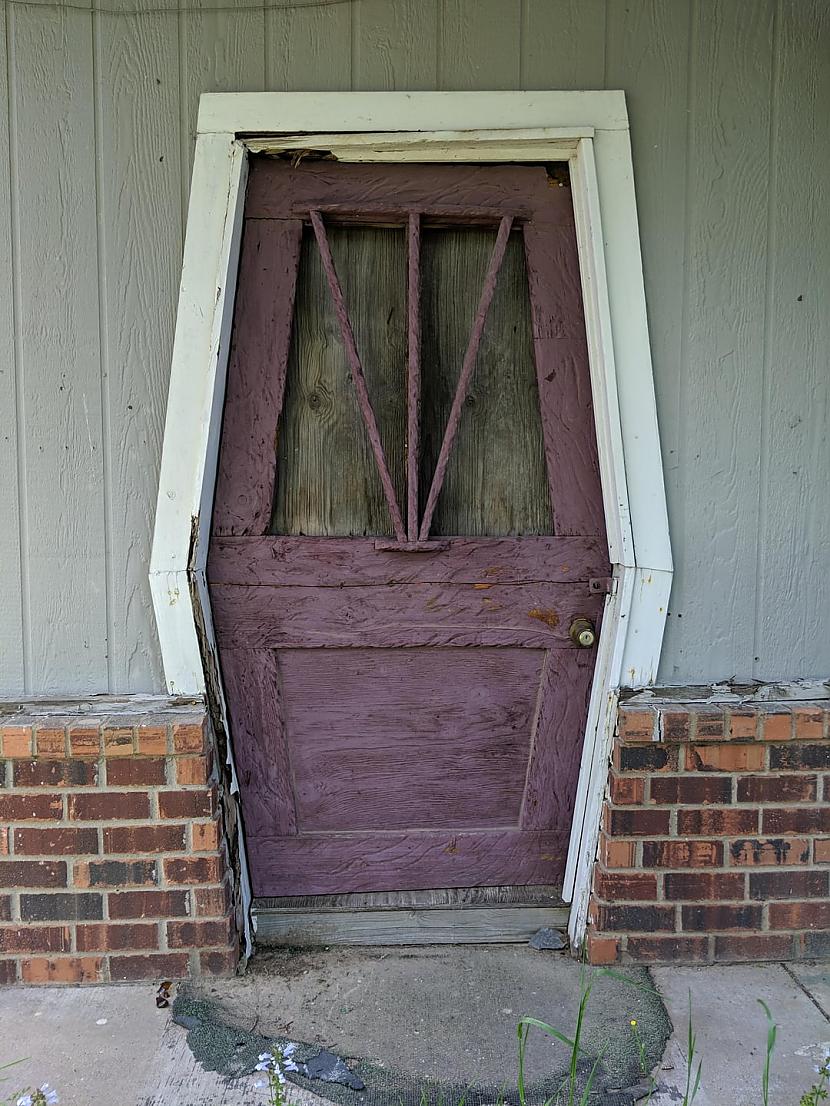 Biedējoscaronas durvis pamestā... Autors: Zibenzellis69 17 durvju dizaini, kas tevi varētu pārsteigt un varbūt pat samulsināt