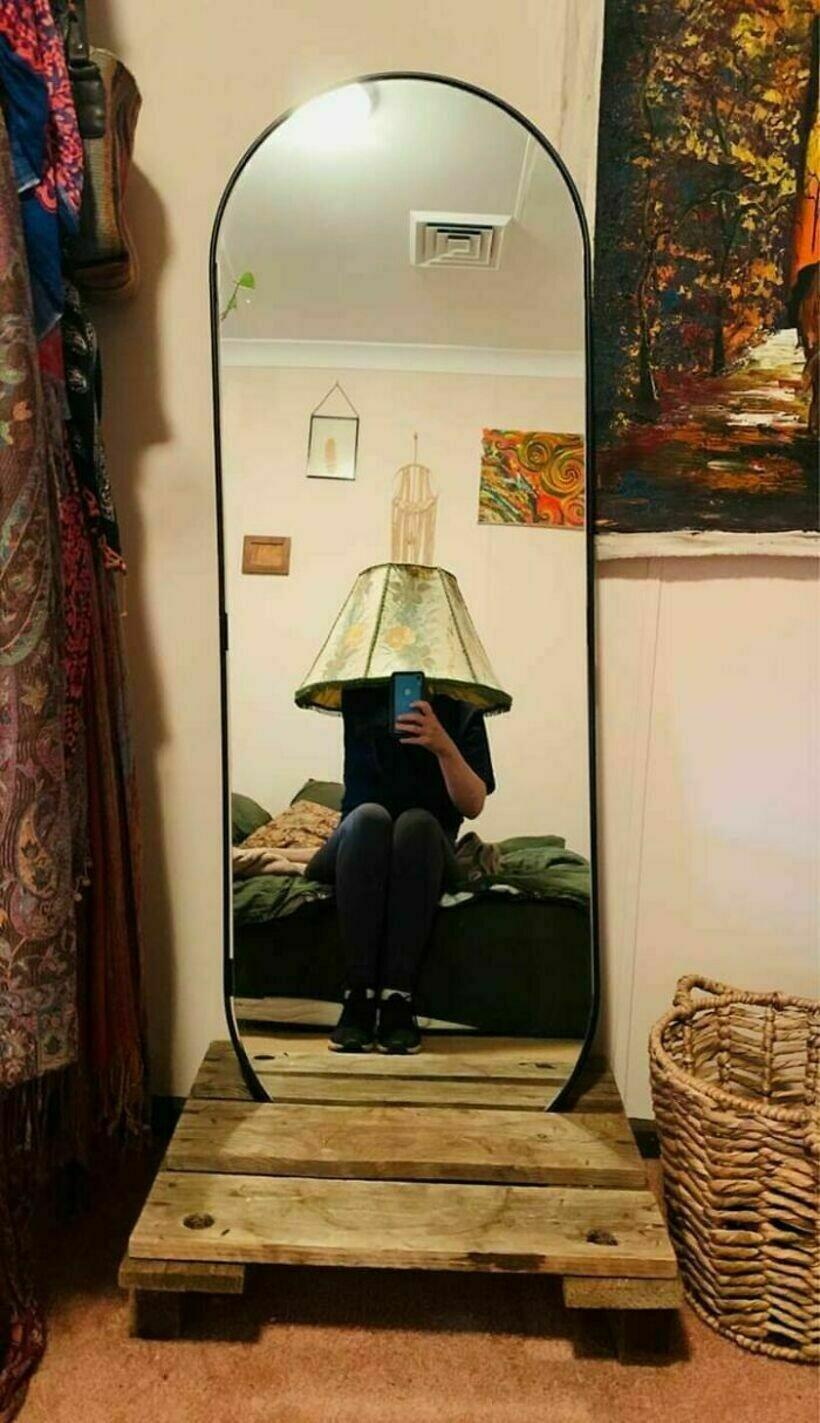 Lampa kurai ir viena roka un... Autors: Zibenzellis69 Kā teicami pārdod spoguli? Atbildi vari rast šajā jautrajā bilžu izlasē
