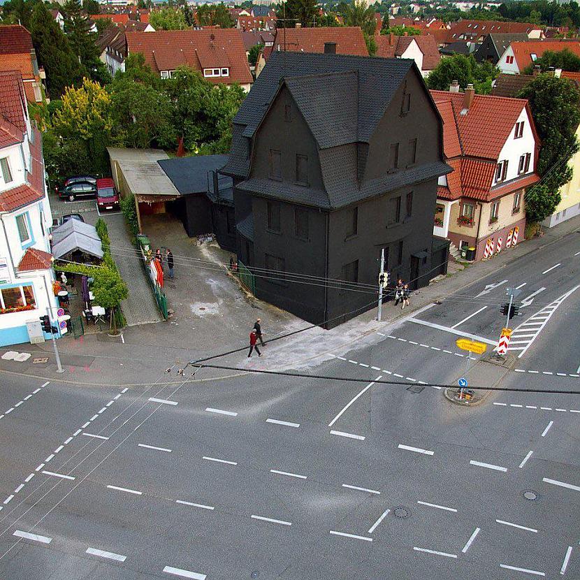 Melni  melnā māja Vācijā... Autors: Zibenzellis69 Šie cilvēki saskārās ar biedējoša izskata, bet tajā pašā laikā kuriozām lietām