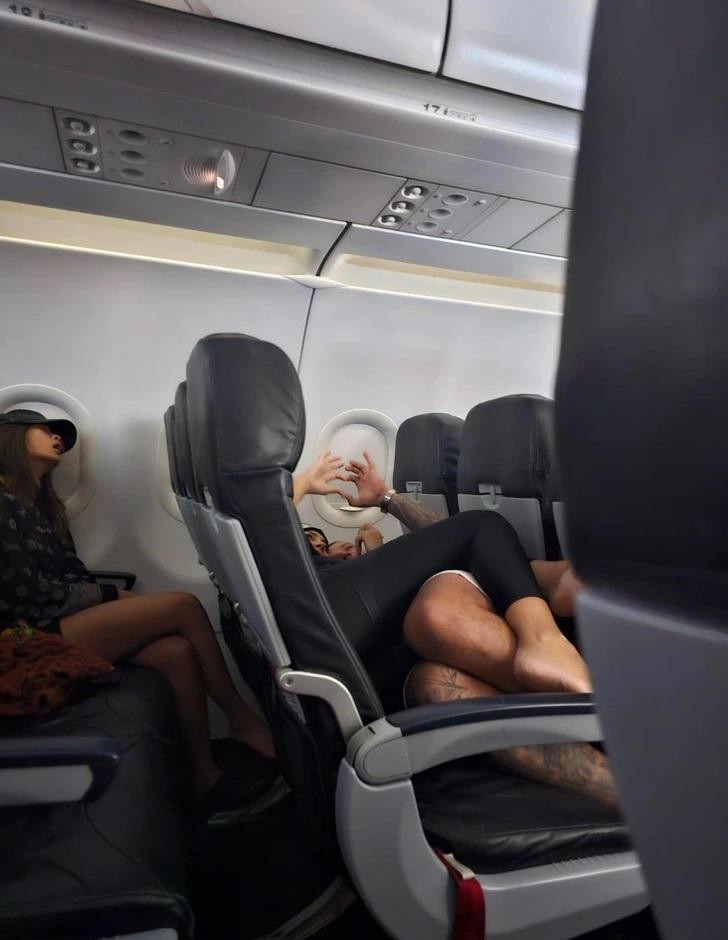Tas izraisīja kaismīgu... Autors: Lestets Lidmašīnas pasažierus mulsina pāra pārāk «ērta» uzvedība
