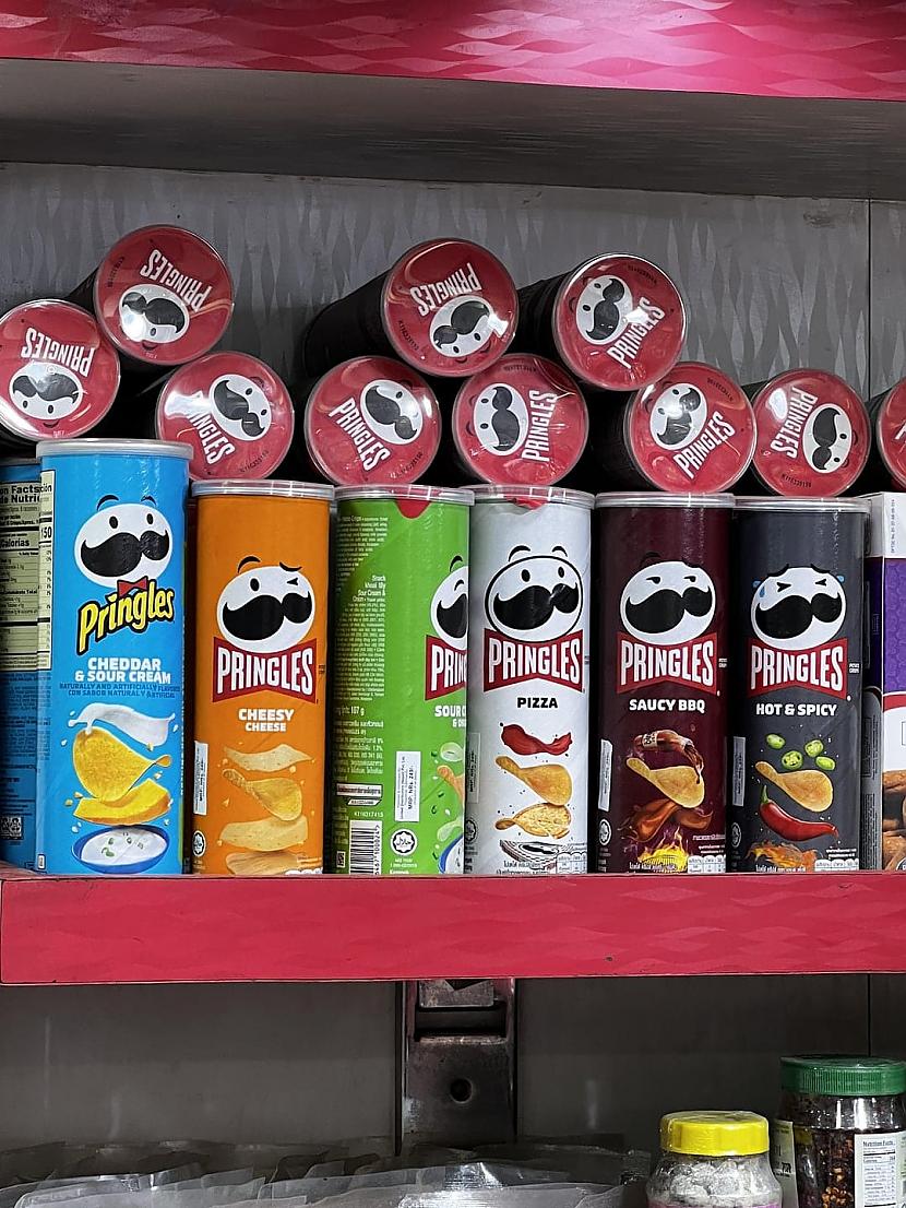 Nepālā Pringles talismanam ir... Autors: Zibenzellis69 Interesanti gadījumi, kad cilvēki atklāj atšķirības tur, kur tām nevajadzētu būt